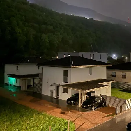 33 Guest house *